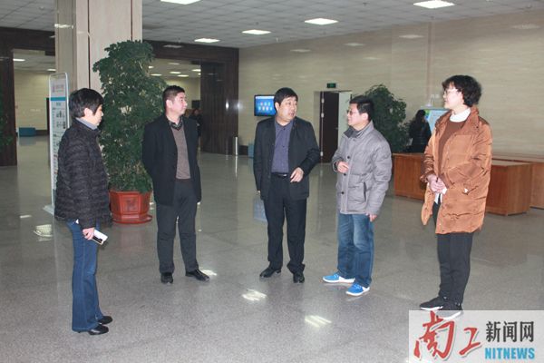 2016-12-23_101124_482851.jpg 肖泽昌查看图书馆工作.jpg